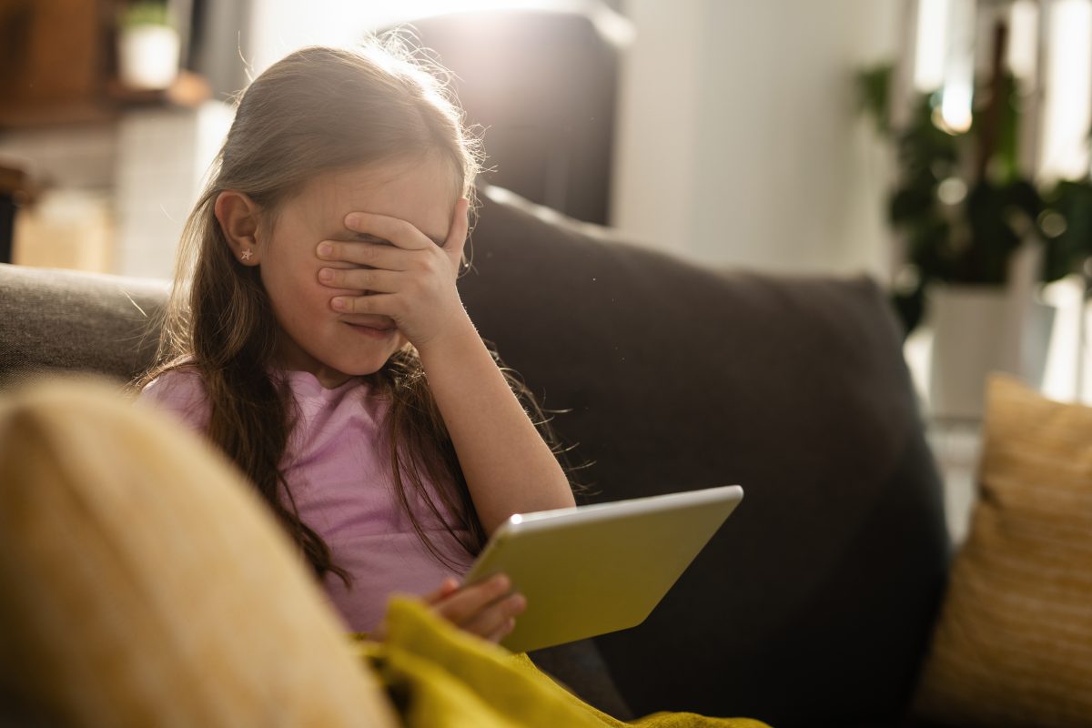 Kyberšikana: ako rozpoznať, že dieťa zažíva šikanu online – a čo robiť